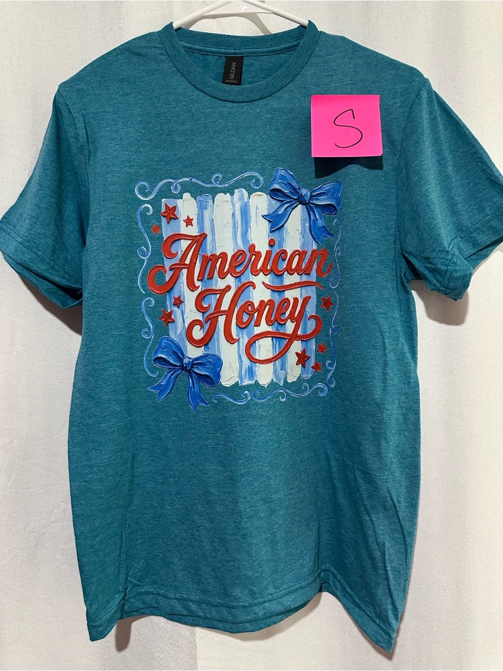 NEW gildan adult small Tshirt
